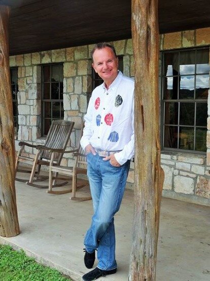Tenue de cowboy pour diner au cours d'un voyage en Amérique en famille