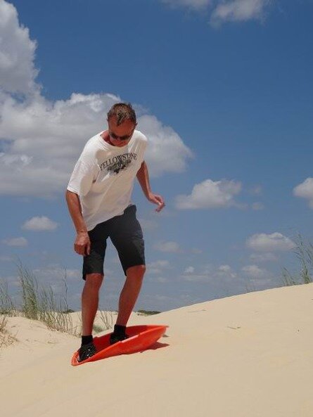 surfer les dunes du Monahans Sandhills à descendre lors d'un voyage en Amérique en famille