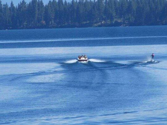 Ski nautique sur Lake Tahoe aux Etats-Unis en Californie à faire pendant un voyage en Amérique en famille