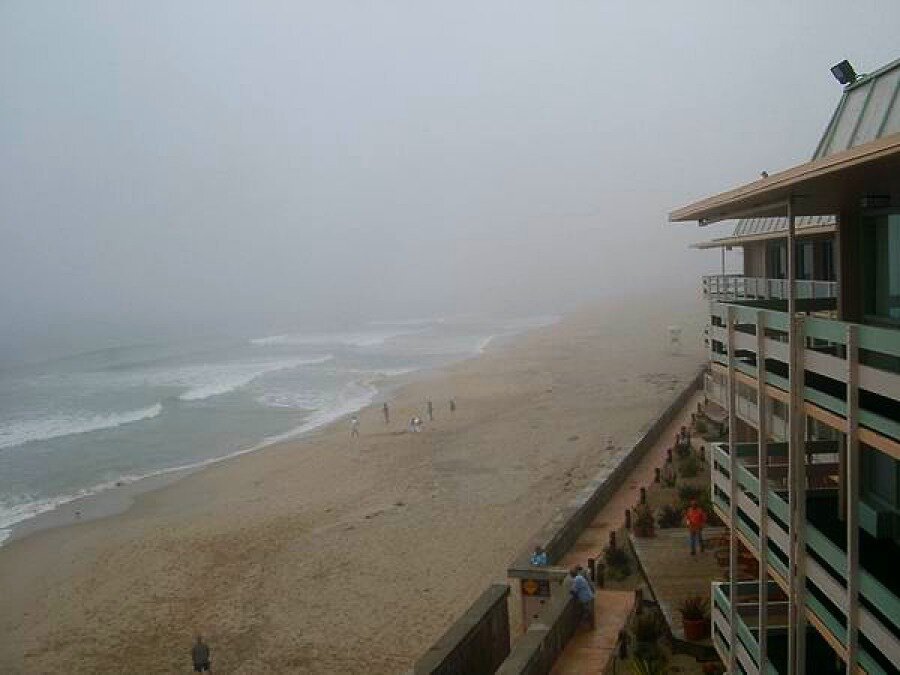 Notre hôtel à Monterey sous la brume en californie aux USA lors d'un voyage en amérique en famille