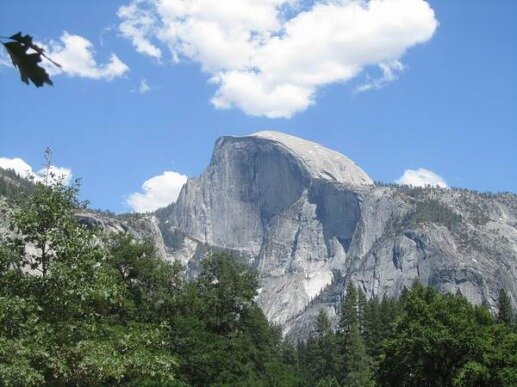 Half Dome à yosemite national park en californie aux etats-unis à voir lors d'un voyage en amérique en famille