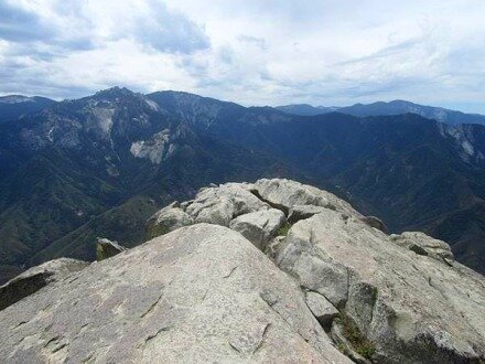 Sommet du Moro Rock à Sequoia Park en Californie aux USA à voir au cours d'un voyage en Amérique en famille
