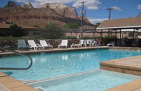 Piscine du Blumberry Inn à springdale en Utah aux Etats-Unis où séjourner lors d'un voyage aux USA en famille pendant les vacances