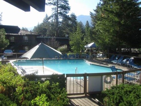 Piscine du Best Western PLUS Station House Inn sur le Lake Tahoe en Californie Etats-Unis ou loger au cours d'un voyage aux USA en famille
