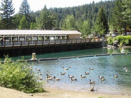 Barrage de Tahoe City en californie aux USA à voir pendant un voyage aux Etats-Unis en famille